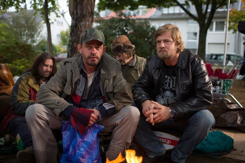 Um herauszufinden, wer denn Obdachlosen Benno auf dem Gewissen hat, nimmt sich Mick (Henning Baum) Kurt Bölling (Henning Peker) vor. – Bild: SAT. 1 /​ Martin Rottenkolber