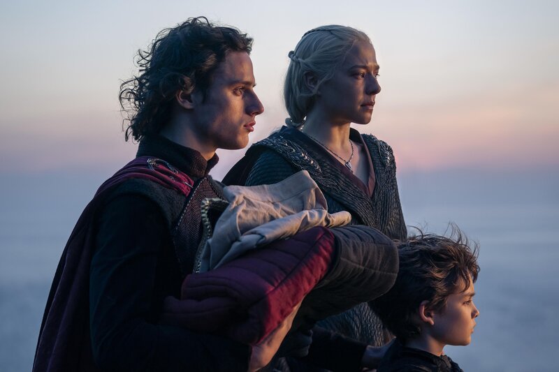 (v.l.n.r.) Jacaerys Velaryon (Harry Collett); Rhaenyra Targaryen (Emma D’Arcy); Joffrey Velaryon (Oscar Eskinazi) – Bild: Home Box Office, Inc.