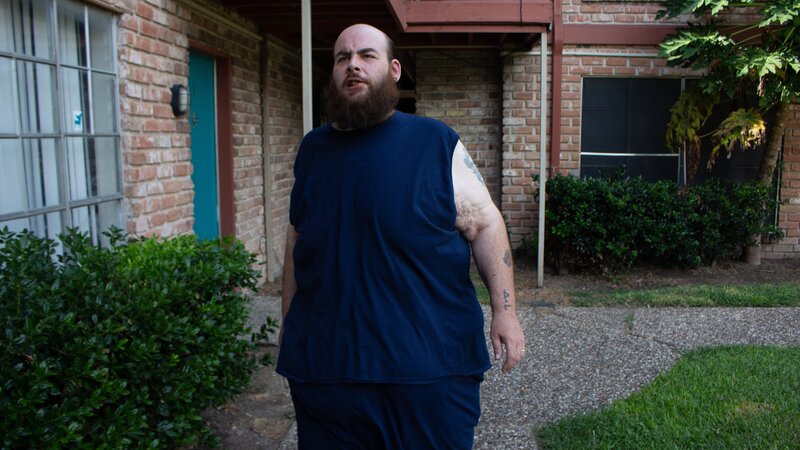 Allen outside walking. – Bild: Warner Bros. Discovery