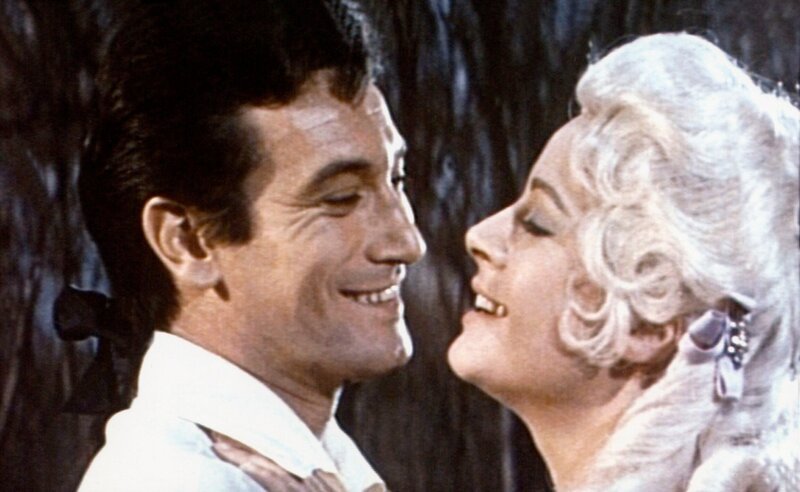 Scaramouche (Gérard Barray), Erzkomödiant und vertauschter Herzogssohn, hat sich in die liebenswerte Diana de Souchil (Michèle Girardon) verliebt. – Bild: MDR/​Movieman