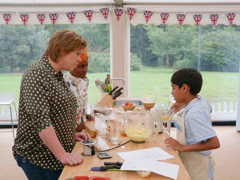 (v.li.): Allegra McEvedy, Nadiya Hussain und Ali. – Bild: ORF/​BBC/​Love Productions/​George Kimm