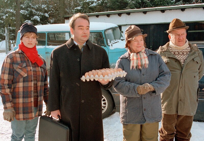 V.l.n.r.: Sabine Wolf (Anne Kasprik), Dr. Mauh (Martin Seifert), Frau Strobel (Renate Geißler), Alois Bachler (Udo Thomer). – Bild: MDR