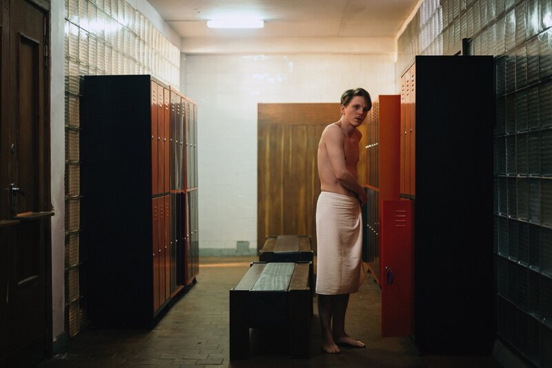 Sich in seiner Ehe eingeengt fühlend und wie magisch vom Versprechen einer freien Sexualität angezogen, wagt sich der schüchterne Audun (Jonas Strand Gravli) nachts in einen geheimen Sexclub für homosexuelle Männer, auch wenn er selbst nicht homosexuell ist. – Bild: LUKAS SALNA /​ ZDF und LUKAS SALNA