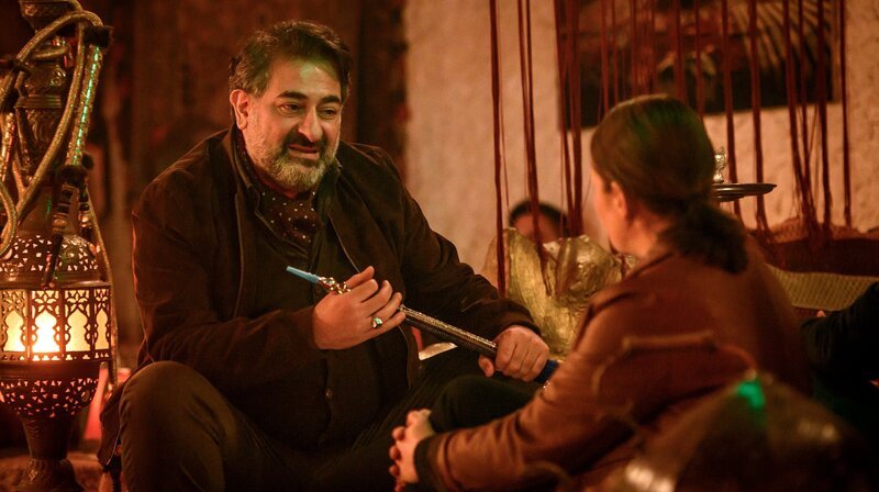 Produziert von der Odeon TV im Auftrag des WDR und der ARD Degeto für Das Erste. Regie Sabine Derflinger nach Drehbüchern von Ralf Kinder. Der Polterabend von Youssefs Cousine wird gesprengt, als eine Gruppe maskierter Männer den Saal stürmt und den Bräutigam Tobias zusammenschlägt. Die Detektei „Fuchs & Kilali“ erhält vom Brautvater den Auftrag, die Schläger ausfindig zu machen. Schnell finden Anne (Lina Wendel) und Youssef (Karim Chérif) heraus, dass die Braut einen Geliebten hat. Will er die Hochzeit verhindern? Als sie ihn aufsuchen, finden sie ihn in seiner Wohnung – ermordet. Als noch ein zweiter Mann gewaltsam zu Tode kommt, entdecken die Detektive Schritt für Schritt, dass nicht nur Eifersucht, sondern Geschäftsinteressen und veruntreutes Geld bei der Lösung des Falles eine große Rolle spielen. Onkel Arif (Hassan al Mete) macht Anne Marie Fuchs (Lina Wendel) ein Angebot, das sie nicht ablehnen wird. – Bild: WDR/​Martin Rottenkolber