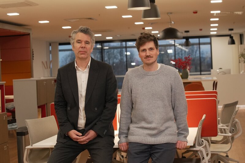 Frank Seibert (re., Journalist) und Thomas Galli im Büro des Rechtsanwaltes, er möchte Gefängnisse abschaffen. – Bild: MDR/​Werkblende