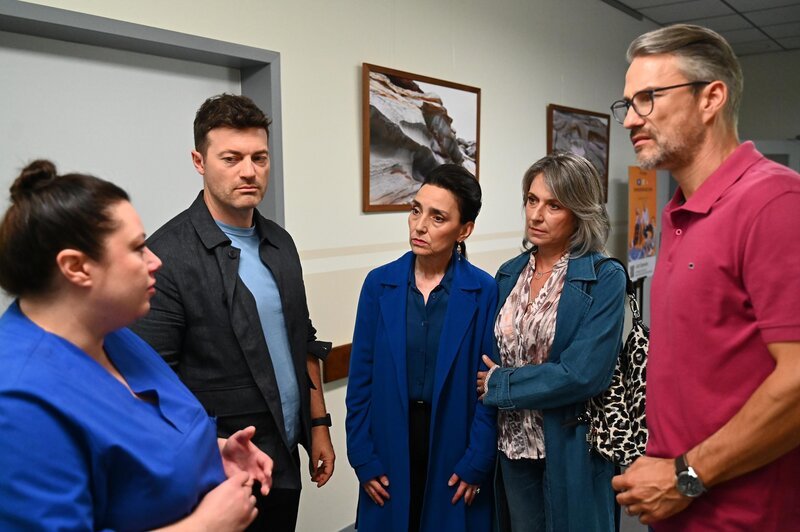 Simone (Tatjana Clasing, M.) ist für einen kurzen Moment erleichtert. Links Vanessa (Julia Augustin) und Ben (Jörg Rohde), rechts Daniela (Berrit Arnold) und Henning (Stefan Bockelmann) – Bild: RTL /​ Julia Feldhagen