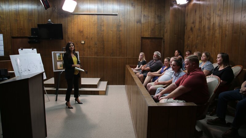 Fatima Silva giving presentation to jury in front of evidence boards before the mock trial in a courtroom. – Bild: Discovery Communications, LLC