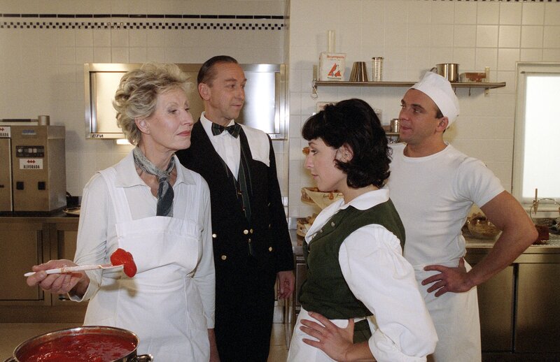 „Schlosshotel Orth“, „Falsche Fährten.“ Helga, Amelie und Elisabeth sind drei ältere Damen mit einer Leidenschaft für Krimis. Helga glaubt, in Schimek ihren verschollenen Ex-Verlobten zu erkennen. Die drei Miss Marples nehmen die Ermittlungen auf. Felix bekommt ein hochdotiertes Angebot nach Genf und überlegt, es anzunehmen. Max ringt sich dazu durch, Carla in der U-Haft zu besuchen. Lukas’ Hotelfachprüfung wird vom Personal stürmisch gefeiert, und Schimek überreicht ihm ein ganz besonderes Geschenk. Im Bild (v.li.): Lotte Ledl (Anna Kofler), Karl Menrad (Albert Novak), Julia Cencig (Lisa), Christian Pogats (Sebastian). – Bild: ORF/​Hubert Mican