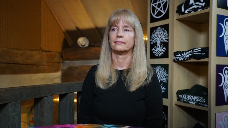 Carolyn, an employee of Lisa’s metaphysical shop, is interviewed by Steve DiSchiavi in Madison, AL as seen on Travel Channel’s The Dead Files. – Bild: Warner Bros. Discovery, Inc. or its subsidiaries and affiliates