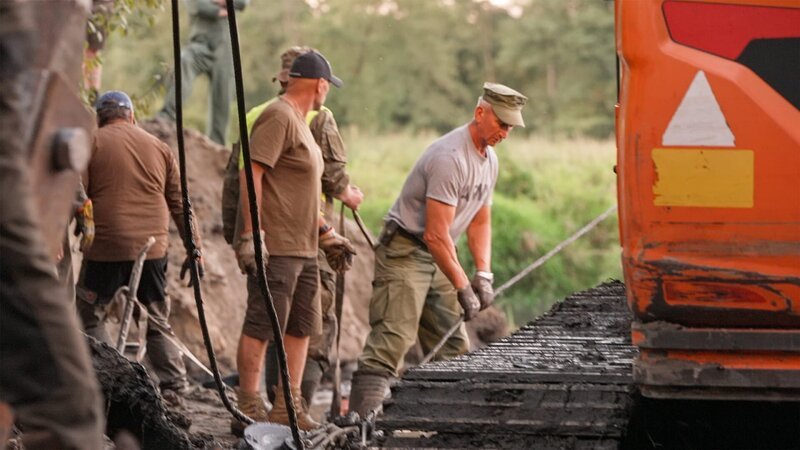 The excavator is being prepared – Bild: Warner Bros. Discovery, Inc. or its subsidiaries and affiliates