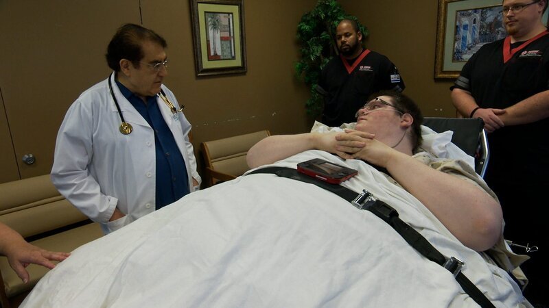 Dr Now (l.) having to have Sean’s (r.) consultation in the waiting area because he can’t fit into a back room. – Bild: Discovery Communications