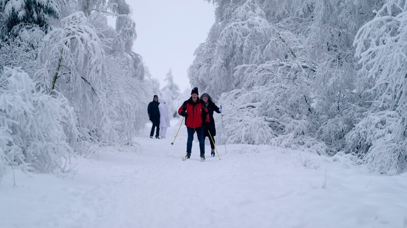 Die Winterpracht lockt Skibegeisterte und Wanderer ins Venn. – Bild: WDR/​2Pilots/​Jörg Adams