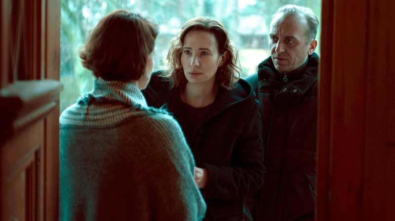 Ariels Mutter Ewa (Aleksandra Popławska, mi.) und sein Stiefvater Piotrek (Wojciech Mecwaldowski) bieten Magda (Maja Ostaszewska) ihre Unterstützung an. – Bild: MDR/​STUDIOCANAL TV GmbH/​Witold Płóciennik