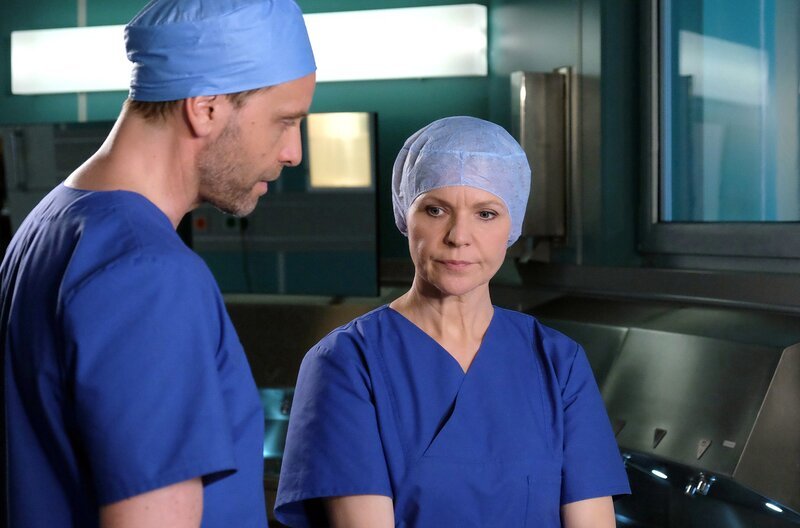 Dr. Kai Hoffmann (Julian Weigend) merkt Dr. Kathrin Globischs (Andrea Kathrin Loewig) desolaten Zustand und fragt, ob sie sich für die bevorstehende OP gewappnet fühlt. Doch Kathrin möchte ihm den Grund nicht nennen und sagt, es sei alles bestens. – Bild: MDR/​Saxonia Media/​Kiss