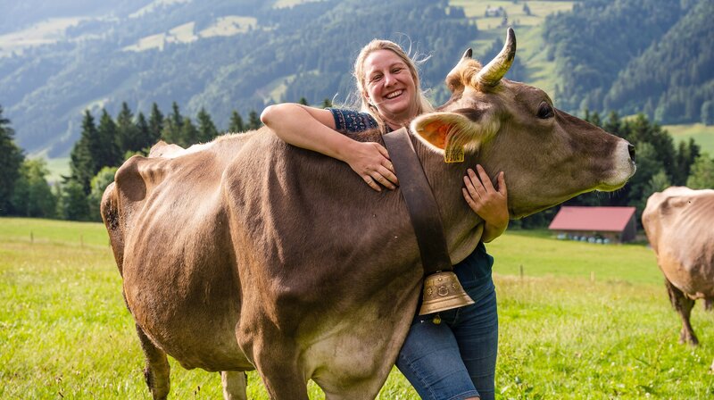 Gitte Hölzler aus Schwaben mit einer Kuh. Weiteres Bildmaterial finden Sie unter www.br-foto.de. – Bild: BR/​megaherz gmbh/​Moritz Sonntag