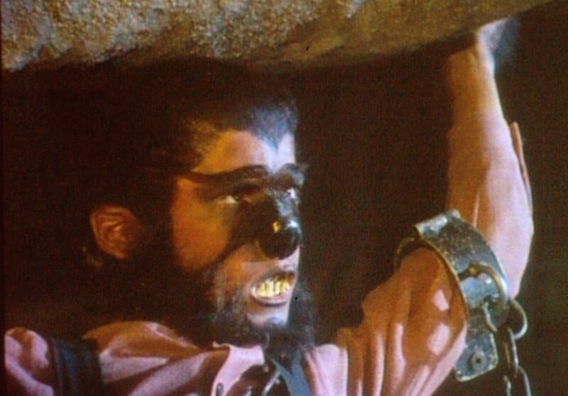 Als Werwolf verkleidet kann Albert (Matthew Laborteaux) sogar einen Felsbrocken problemlos heben. Leider verrät Carry, dass der Stein nur aus Pappmaschee ist. – Bild: Sat.1 Gold