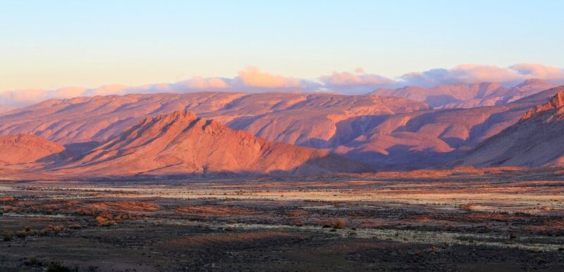 Karoo Landschaft nahe Prince Albert im Abendlicht – Bild: MedienKontor/​Mike Dielhenn