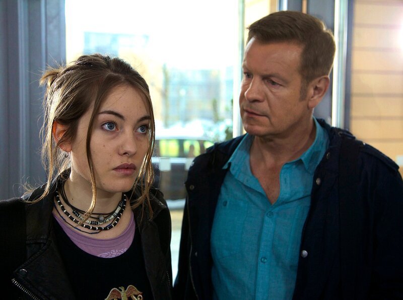 Volker Jäger (Klaus Lehmann) leitet mit viel Herzblut ein Heim für obdachlose Kinder. Dass seine Frau Birgit mit dem Verdacht auf Gallensteine in der Sachsenklinik liegt, bringt ihn in zeitliche Schwierigkeiten. Er muss mit Franziska (Maja Lehrer), einem seiner Schützlinge, zu einem wichtigen Termin. – Bild: NDR/​MDR/​Rudolf Wernicke