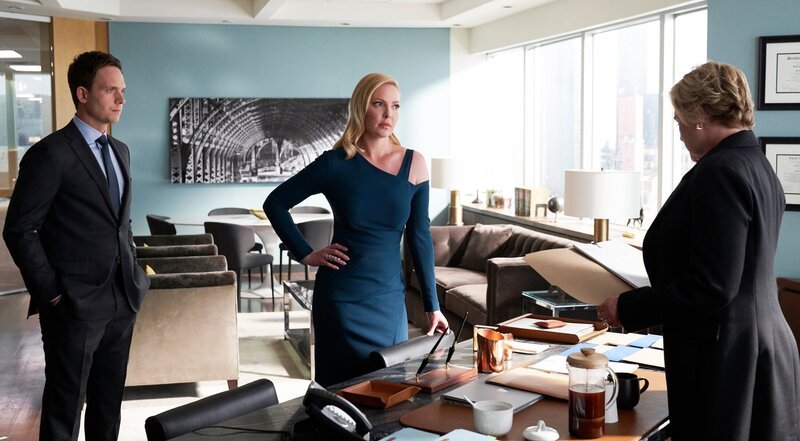 Mike (Patrick J. Adams, l.) und Samantha (Katherine Heigl, M.) reichen eine Klage gegen Faye (Denise Crosby, r.) ein, weil sie Samantha ohne Beweise für Fehlverhalten entlassen hat. – Bild: ZDF und USA Network