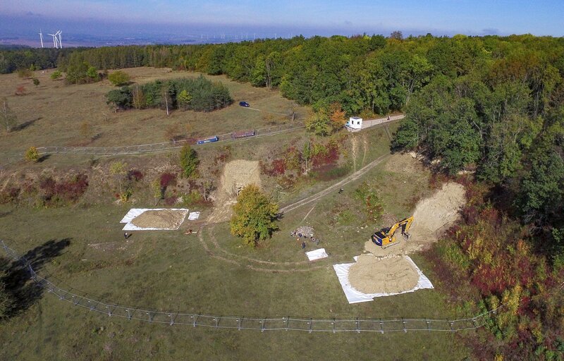 MDR FERNSEHEN EXAKT – DIE STORY: DIE GEHEIMEN DEPOTS VON BUCHENWALD, am Dienstag (08.04.25) um 22:15 Uhr. Ausgrabungen im Steinbruch des ehemaligen Konzentrationslagers Buchenwald bei Weimar. 2. Stollen gefunden – Luftbildaufnahme des Steinbruchs von Buchenwald mit Grabungen vom 07.10.2019. – Bild: MDR/​Holger John