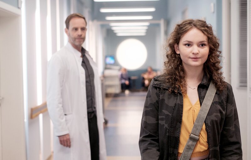 ARD/​MDR IN ALLER FREUNDSCHAFT FOLGE 923, „Wennschon – Dennschon“, Dr. Kai Hoffmann (Julian Weigend) freut sich als sein Patient Luka Krause Besuch von seiner Freundin bekommt. Doch ihm schwant, dass Merle (Greta Bohacek) keine Ahnung davon hat, dass Luka als Mädchen geboren wurde und warum er hier in der Sachsenklinik ist. – Bild: MDR/​Saxonia Media/​Robert Strehler