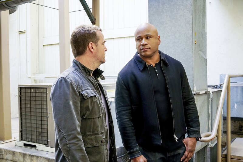 Callen (Chris O’Donnell, l.) und Sam (LL COOL J, r.) ziehen Jennifer Kim aus dem Zeugenschutz, um dem Team zu helfen, einen Untergrundspion mit einem Arsenal an Bombenmaterial zu finden, denn die Sicherheit der ganzen Stadt steht auf dem Spiel. – Bild: PLURIMEDIA (CBS Broadcasting Inc.)
