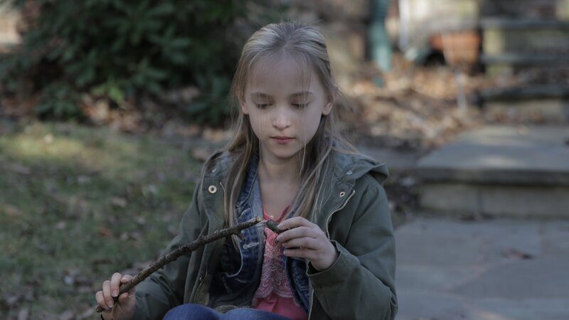 Child Robin playing by herself with a wooden stick. – Bild: Discovery Communications