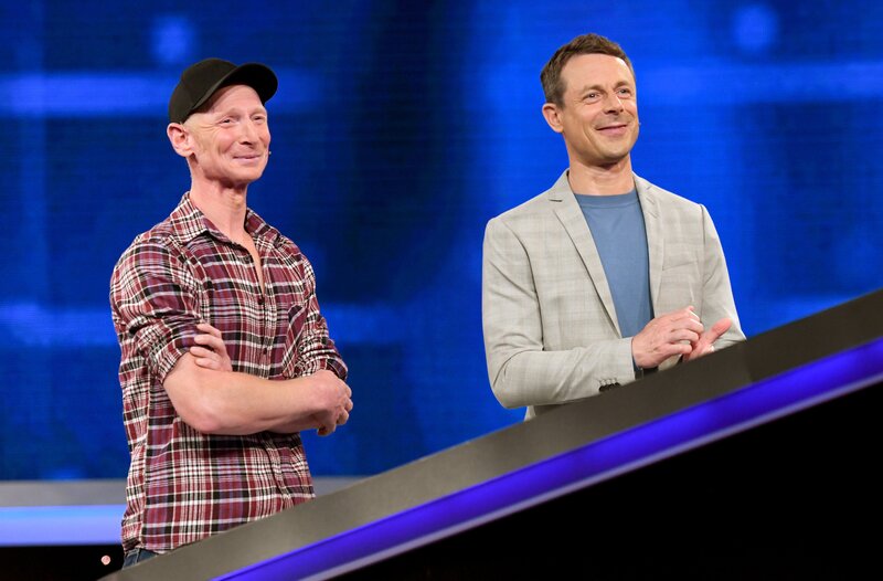 Moderator Alexander Bommes (r.) mit dem Kandidaten Frank Giesemann (l.). – Bild: ARD/​Uwe Ernst