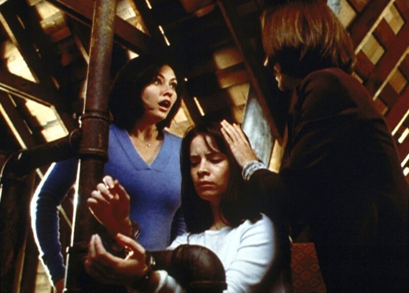 Piper (Holly Marie Combs, M.) ist von einem „Wendigo“ angegriffen und verletzt worden. Nun beginnt sie, sich selbst in solch ein Wesen zu verwandeln. Prue (Shannen Doherty, l.) und Phoebe (Alyssa Milano, r.) haben nur eine Chance, wenn sie ihre Schwester retten wollen … – Bild: ATV2 Piper (Holly Marie Combs, M.) ist von einem „Wendigo“ angegriffen und verletzt worden. Nun beginnt sie, sich selbst in solch ein Wesen zu verwandeln. Prue (Shannen Doherty, l.) und Phoebe (Alyssa Milano, r.) haben nur eine Chance, wenn sie ihre Schwester retten wollen … – Bild: ATV2