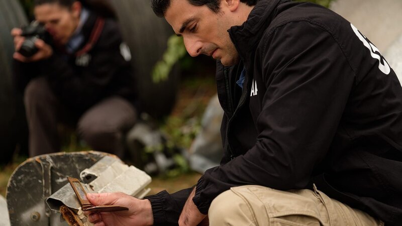 Julian Echeverri leitet das Ermittlerteam (Reenactment-Szene). – Bild: Cineflix/​ Darren Goldstein/​ DSG Photo/​ WeltN24 GmbH