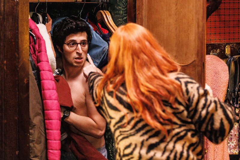 Timothée Guichard (Jeremy Lewin, l.); Morgane Alvaro (Audrey Fleurot, r.) – Bild: NICOLAS ROUCOU /​ SEPTEMBRE PRODUCTIONS /​ ITINERAIRE PRODUCTIONS /​ UGC /​ TF1