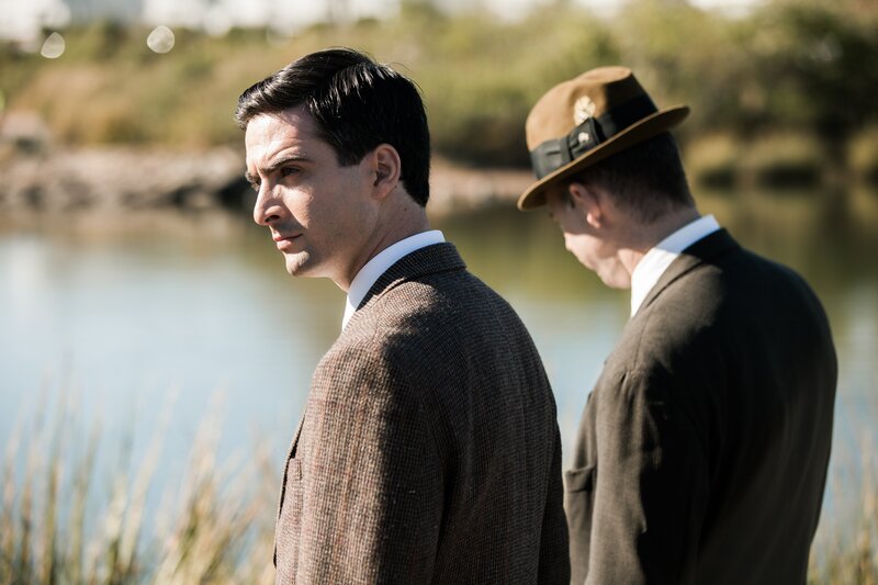 The police looking out into the lake at the crime scene. – Bild: TLC