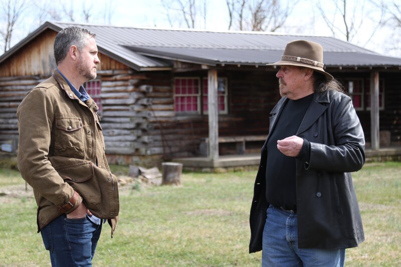 Der Historiker Dan Cutler erzählt Moderator Sam Sheridan von der Geschichte des Häuptlings Cornstalk. – Bild: National Geographic/​Karga Seven Pictures