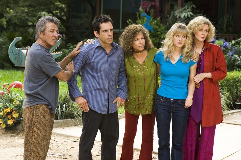 Greg (Ben Stiller, 2. v. li.), sein Vater Bernie (Dustin Hoffman, li.), seine Mutter Rozalin (Barbra Streisand, Mitte), seine zukünftige Schwiegermutter Dina (Blythe Danner, re.) und seine Braut Pam (Teri Polo) können nicht fassen, was Pams Vater schon wieder ausgeheckt hat. – Bild: MKNS