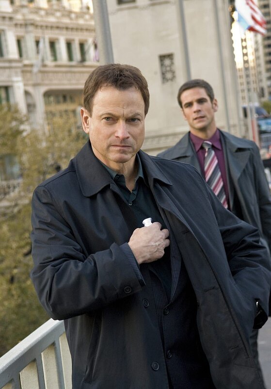 Detective Mac Taylor (Gary Sinise, vorne) und Detective Don Flack (Eddie Cahill). – Bild: CBS BROADCASTING INC.