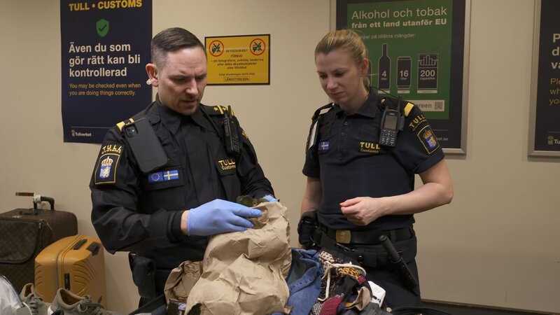 Border control officers – Bild: Amazon Web Services, Inc. or its affiliates