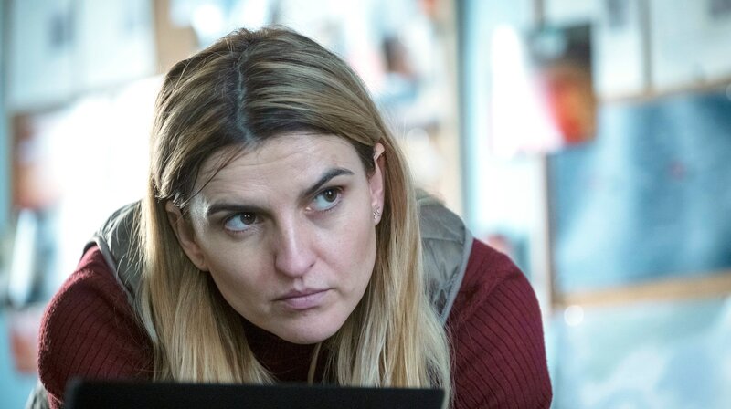 Ermittlerin Danka Schulze (Magdalena Czerwińska) kommt der Wahrheit langsam auf die Spur. – Bild: MDR/​STUDIOCANAL TV/​Robert Palka