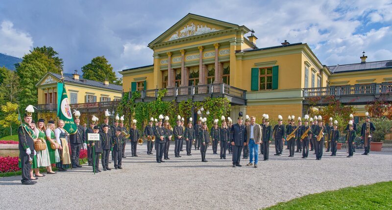 Hans Knauß (vorne, r.) und die Salinenmusikkapelle vor der Kaiservilla in Bad Ischl. – Bild: ORF/​Alois Kuschetz