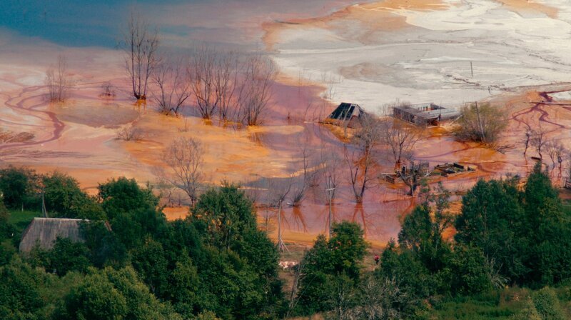 Das rumänische Dorf Geamăna im Apuseni-Gebirge hatte ungefähr 1.000 Einwohner. Heute ragt lediglich die Kirchturmspitze aus dem giftigen Schlamm eines benachbarten Kupferbergwerks. Fast alle Häuser sind versunken und ihre Bewohner geflohen. Weiteres Bildmaterial finden Sie unter www.br-foto.de. – Bild: BR/HFF München/megaherz GmbH/Matthäus Wörle Das rumänische Dorf Geamăna im Apuseni-Gebirge hatte ungefähr 1.000 Einwohner. Heute ragt lediglich die Kirchturmspitze aus dem giftigen Schlamm eines benachbarten Kupferbergwerks. Fast alle Häuser sind versunken und ihre Bewohner geflohen. Weiteres Bildmaterial finden Sie unter www.br-foto.de. – Bild: BR/HFF München/megaherz GmbH/Matthäus Wörle