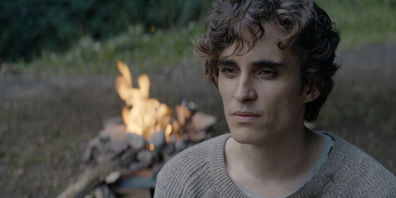 Quinten (Bart Bijnens) hat sich in eine abgeschiedene gelegene Hütte in den Ardennen zurückgezogen. – Bild: Bert Pot /​ ZDF