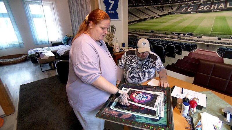 In Gelsenkirchen-Ückendorf beschäftigt sich Tanja (46) mit ihrer neuen Leidenschaft für Diamond Painting. Mit winzigen Glitzersteinchen schafft sie bunte Kunstwerke, die ihr helfen, den Kopf freizubekommen. – Bild: RTLZWEI