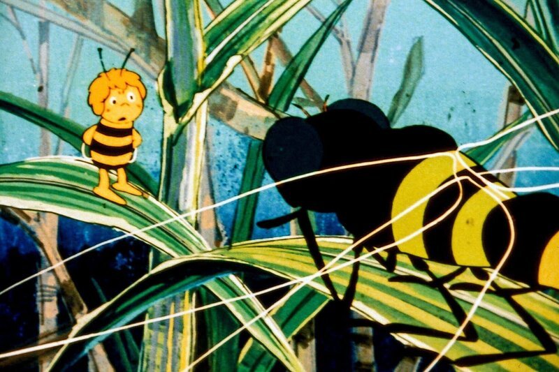 Maja lernt die Libelle Schnuck kennen. Sie ist sehr beeindruckt von Schnucks gekonntem Fliegen und ihren glitzernden Flügeln. – Bild: ORF/​ZDF/​Apollo-Film