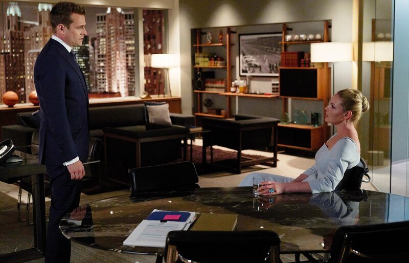 Die New York Bar Association will den Namen von Robert Zane aus dem Kanzleinamen entfernen. Harvey (Gabriel Macht) und Samantha (Katherine Heigl) kämpfen mit allen Mitteln dagegen. – Bild: USA Network /​ ZDF