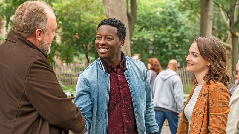 „King’s Gambit“ – The team reunites with private detective Ray Nicolette (Brent Sexton) when Miles is sent a friend suggestion for a chess star who vanished after losing a huge match to his rival, on GOD FRIENDED ME. Brent Sexton as Ray, Brandon Micheal Hall as Miles Finer, and Violett Beane as Cara Bloom. – Bild: David Giesbrecht /​ Warner Bros. Entertainment Inc.