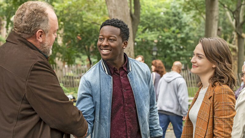 „King’s Gambit“ – The team reunites with private detective Ray Nicolette (Brent Sexton) when Miles is sent a friend suggestion for a chess star who vanished after losing a huge match to his rival, on GOD FRIENDED ME. Brent Sexton as Ray, Brandon Micheal Hall as Miles Finer, and Violett Beane as Cara Bloom. – Bild: David Giesbrecht /​ Warner Bros. Entertainment Inc.