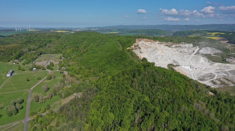 Der Anhydritbruch von Ellrich-Katzhütte. Der Bruch ist in Betrieb und liegt am westlichen Ende des Mühlberges, dem Schwesterberg vom Kohnstein. – Bild: MDR/​Mia Media