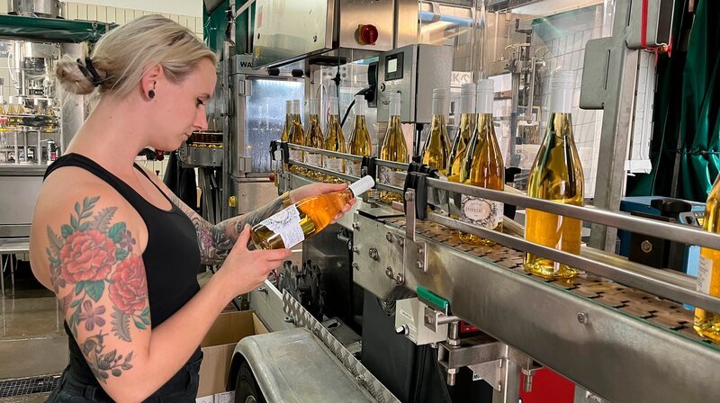 Heute wird der Wein in die Flaschen gefüllt. Winzerin Shanna Reis bei der Qualitätskontrolle. – Bild: NDR /​ SWR /​ Donna Doerbeck
