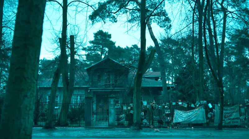 Am Haus der Wejmans wurden Blumen und Botschaften für Gabi abgelegt. – Bild: MDR/​STUDIOCANAL TV/​Witold Płóciennik