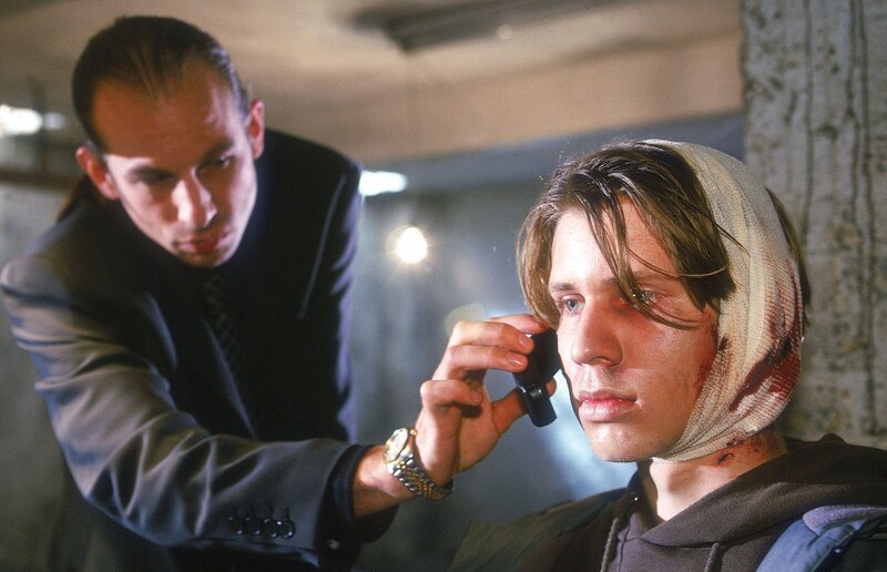 Woronin (Oliver Wronka, li.) lässt Alex (Alexander Kasprik) vor der Übergabe noch einmal mit Simone sprechen. – Bild: RTL