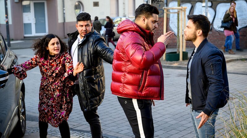 Produziert von der Odeon TV im Auftrag des WDR und der ARD Degeto für Das Erste. Regie Sabine Derflinger nach Drehbüchern von Ralf Kinder. Der Polterabend von Youssefs Cousine wird gesprengt, als eine Gruppe maskierter Männer den Saal stürmt und den Bräutigam Tobias zusammenschlägt. Die Detektei „Fuchs & Kilali“ erhält vom Brautvater den Auftrag, die Schläger ausfindig zu machen. Schnell finden Anne (Lina Wendel) und Youssef (Karim Chérif) heraus, dass die Braut einen Geliebten hat. Will er die Hochzeit verhindern? Als sie ihn aufsuchen, finden sie ihn in seiner Wohnung – ermordet. Als noch ein zweiter Mann gewaltsam zu Tode kommt, entdecken die Detektive Schritt für Schritt, dass nicht nur Eifersucht, sondern Geschäftsinteressen und veruntreutes Geld bei der Lösung des Falles eine große Rolle spielen. – Jamila (Nagmeh Alaei) wird von ihrem Bruder Salim Bassir (Yasin el Harrouk) zu ihrer Familie nach Hause geholt, Youssef el Kilali (Karim Chérif, r) kann es nicht verhindern. – Bild: WDR/​Martin Rottenkolber